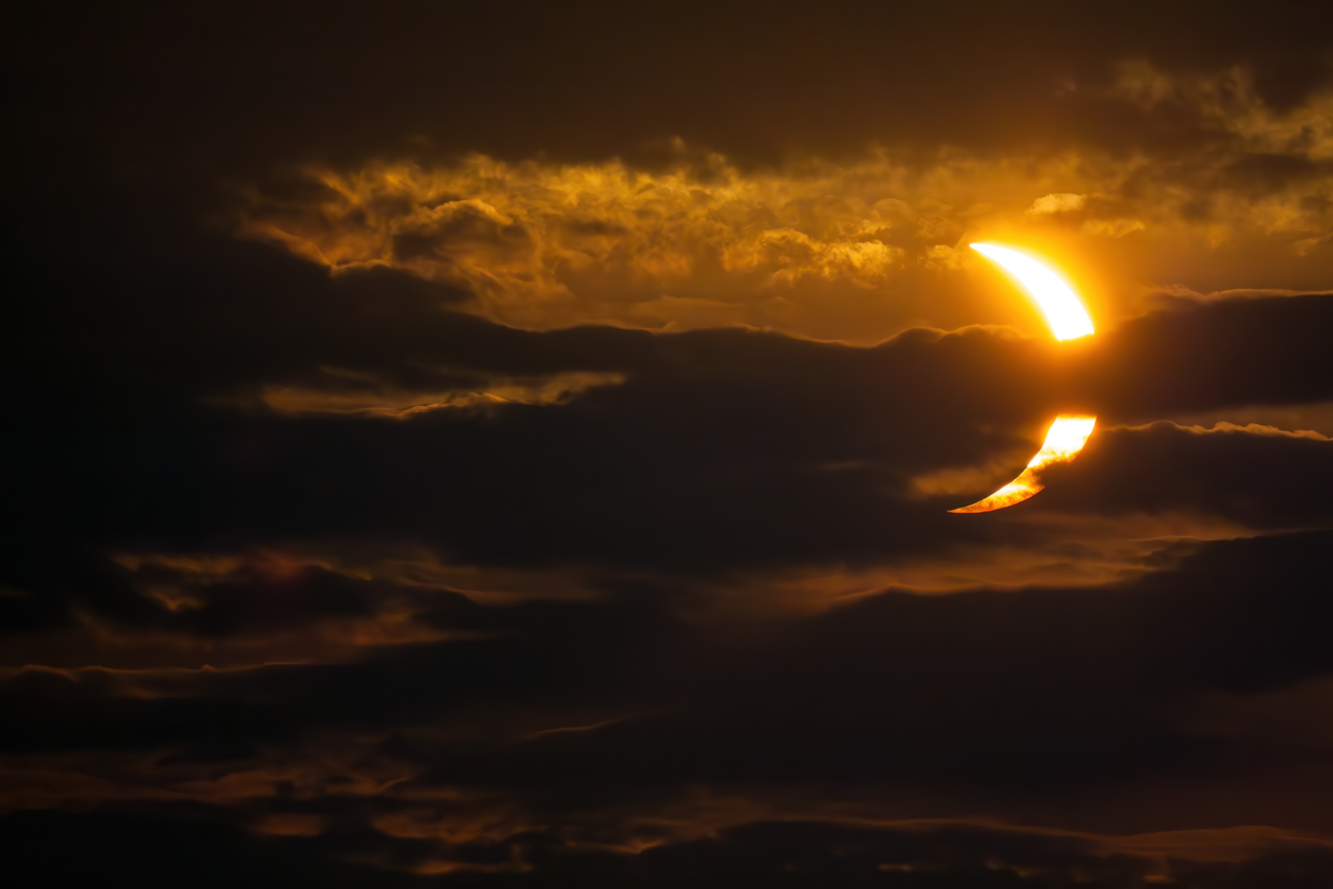 Éclipse 2026 - Phase 8 - 88% - Croissant d'or dans les nuages noirs